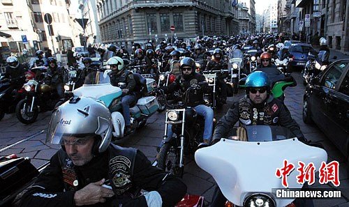 意大利万辆摩托车米兰街头列队庆祝新年