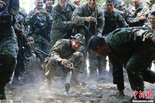 金色眼镜蛇联合军演 美国士兵挑战生饮蛇血