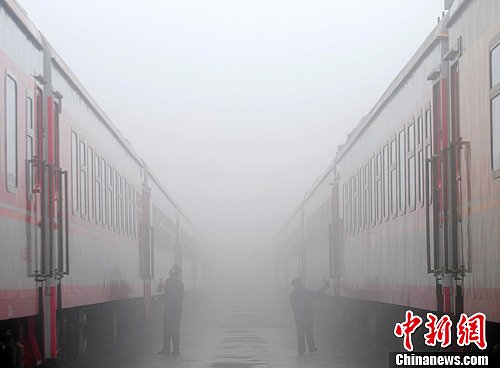 雾霾天气持续侵袭江西 铁路工人雾中检修列车