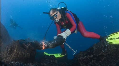 在海下与火山共舞 潜水者徒手为熔岩做造型