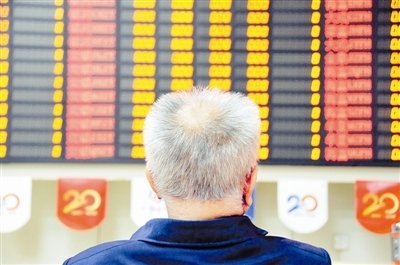 股民重阳节特写:宁波老人坚守证券营业大厅