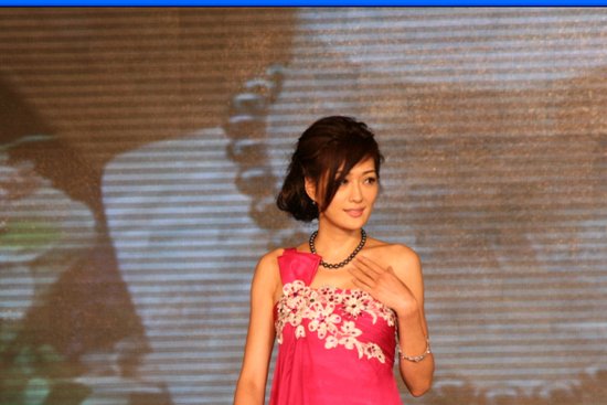 图文:孟广美展示大溪地黑珍珠项链