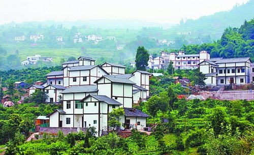 云阳县黄石镇中湾村,村民新居点缀在青山中,格外醒目.