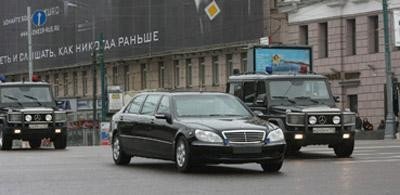 正文 图:普京乘坐的防弹专车   6月3日,俄罗斯总理普京乘坐的汽车在