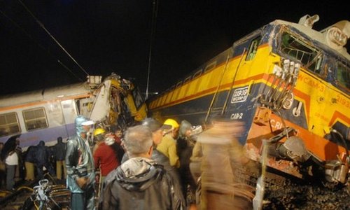 印度火车相撞至少3人死31人伤(现场组图)