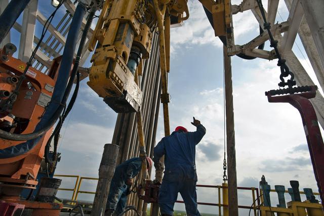 沙特捡漏王 高薪勾引美国页岩油公司被裁员工