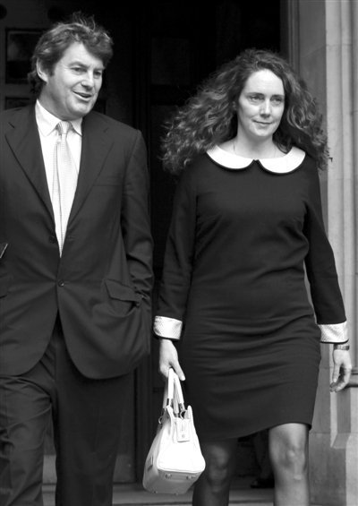 新闻集团英国窃听丑闻听证 首相卡梅伦短信曝