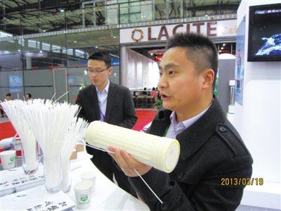 上周，在上海新国际博览中心举办的中国家电博览会上，一家净水机厂商人员介绍其产品所用的滤芯。净化类产品成为本届博览会热点。新京报记者 林其玲/摄