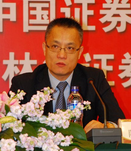 图文:中国证券业协会副会长陈自强