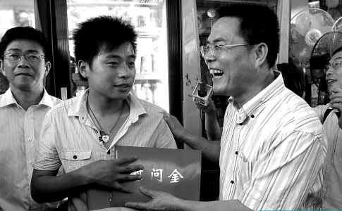 见义勇为"黄衣哥"获奖5万 政府将助其就业