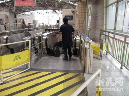 上海地铁3号线一部奥的斯自动扶梯突然停止