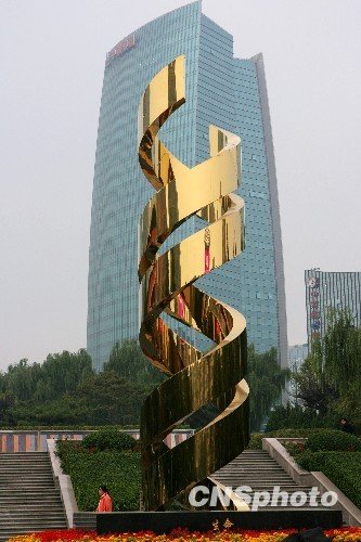 资料图:中关村标志金色双螺旋雕塑《生命 中新社发 苏丹摄