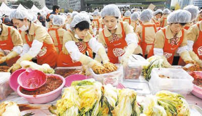 韩国:2000市民腌泡菜赠与穷人好过冬