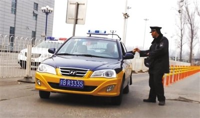 北京出租车进站收费十余年 网友质疑加剧打车