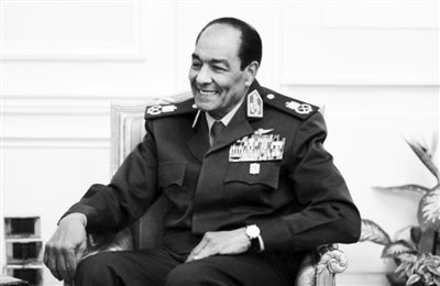 埃及总统强夺军方实权派兵权