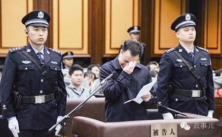 2015年12月25日,南宁市中级人民法院公开开庭审理被告人广州市委原书记万庆良受贿一案。万庆良被指利用职务之便直接或通过特定关系人索取、收受财物共计价值折合人民币1.1125亿元。万庆良在最后陈述中表示认罪悔罪,痛哭流涕。