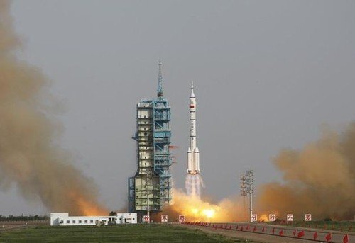 刘洋在返回舱里值班 回顾神九发射升空精彩图