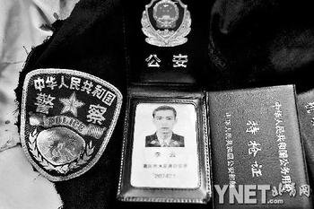 与持刀杀三人歹徒殊死搏斗 民警身负重伤