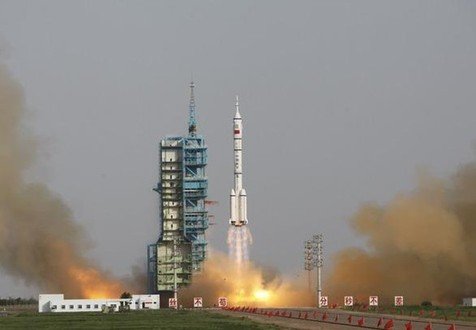 刘洋在返回舱里值班 回顾神九发射升空精彩图