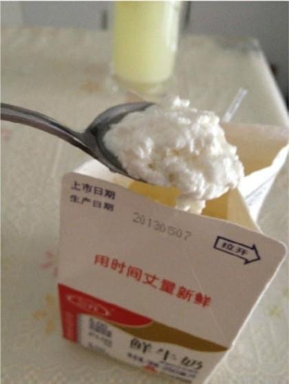 三元牛奶化身豆腐脑味道酸臭 消费者投诉无门