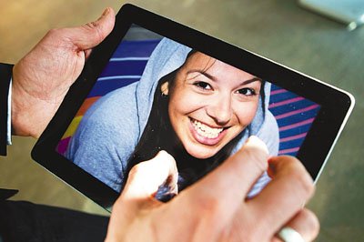ר�ҳƳ���ʹ��iPad��գ�۴����� �׻�����֢