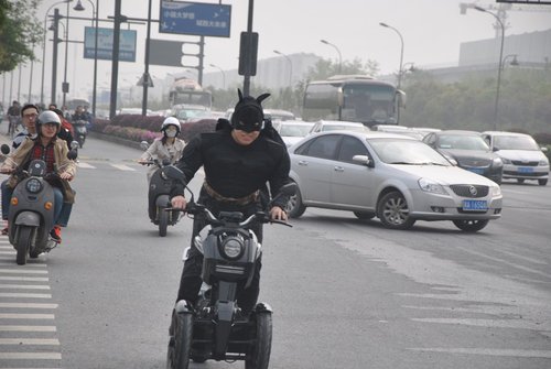 杭州早高峰阿里总部惊现蝙蝠侠,吼叫引人注目