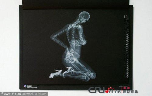 日本一厂商推出x光版骨感美女日历(组图)