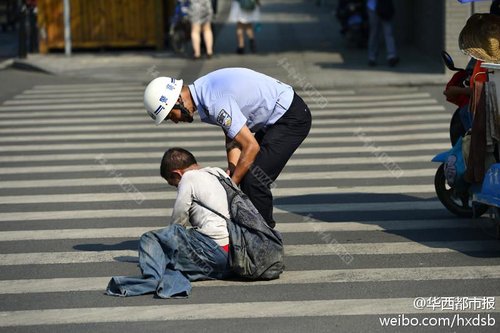 交警烈日下苦劝假装残疾乞丐起身自己行走