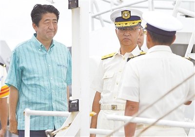 日本首相安倍晋三左一17日在日本冲绳县石垣岛登上海上保安厅的巡逻船