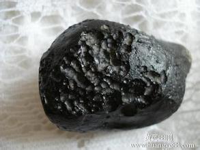 典型的月球陨石熔壳图