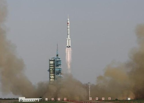 刘洋在返回舱里值班 回顾神九发射升空精彩图