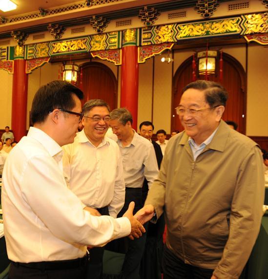 管飞委员关于健全职业院校学生实习保险制度的