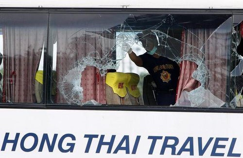 高清组图:菲律宾警方开始勘察犯罪现场