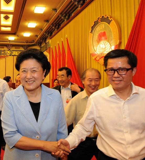 管飞委员关于健全职业院校学生实习保险制度的