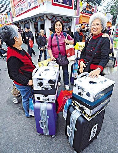 内地人赴港扫货出手阔绰 数万元抢购日用品(图)