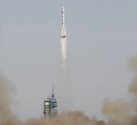 刘洋在返回舱里值班 回顾神九发射升空精彩图