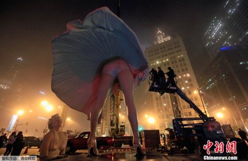 美国芝加哥8米高梦露雕像被拆除[组图]