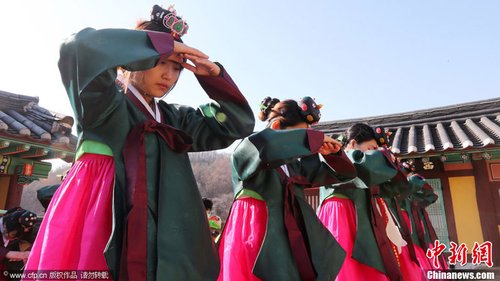 韩国<em>高中女生</em>传统韩服<em>装扮</em>参加成人礼_财经_