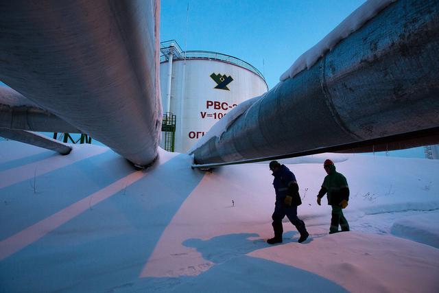 沙特石油高管:油价跌或致万亿美元投资项目取消