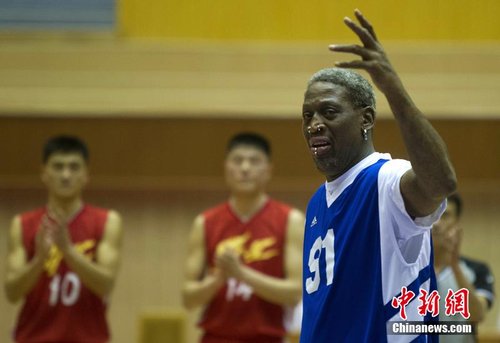 朝美篮球友谊赛开场 罗德曼领衔为金正恩献唱