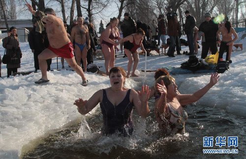 乌克兰冬泳爱好者酷爱严冬