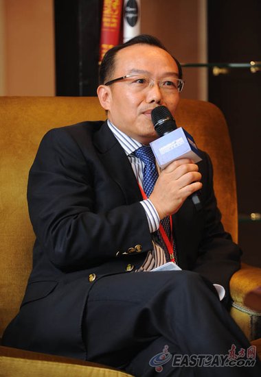 图文:上海金融服务办公室副主任徐权主持论坛