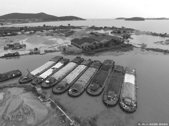 上海4000吨垃圾倾倒太湖被逮 这肮脏生意每船