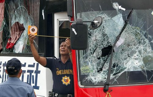 高清组图:菲律宾警方开始勘察犯罪现场