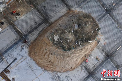 太原一在建小区现“钉子坟”图片