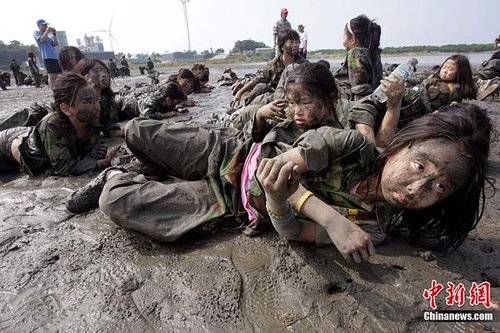 组图:韩国小学生参加军训夏令营_新闻滚动