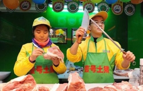 沪屠夫学校毕业考分割猪肉 34位学员本科学历