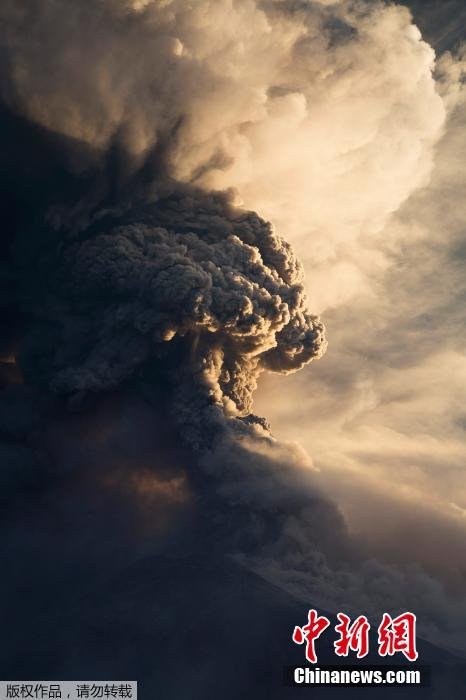 厄瓜多尔火山喷发 遮天蔽日宛如末世