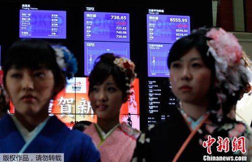 日本和服美女迎新年股市首个交易日