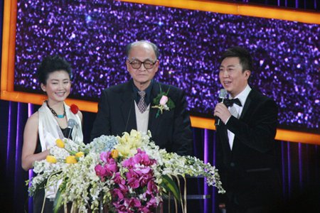 图文:第一位开奖和颁奖嘉宾王洛林